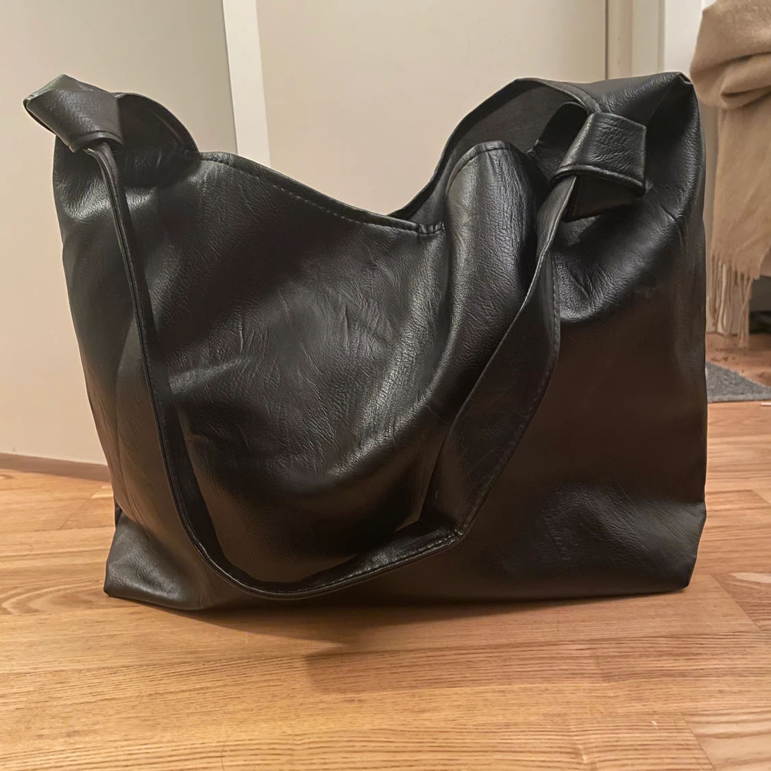 Svart axelvĂ€ska skinlimitation đ€đ