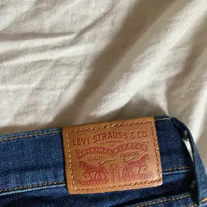 Fina lågmidjade Levis jeans. I 710 super skinny. Använda 1-2 gånger ungefär. Nästintill nya! Köparen står för frakten.