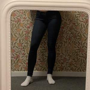 Super skinny jeans med en super härlig stretch. Inte använt många gånger då jag har ett par liknande. 