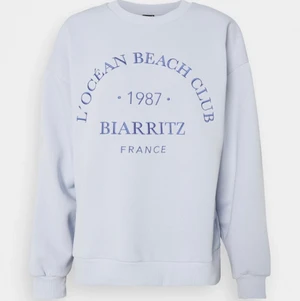 Sweatshirt  - Säljer denna blåa sweatshirt från Gina tricot. Använd fåtal gånger och säljer för att den inte kommer till användning. Skriv vid intresse❤️