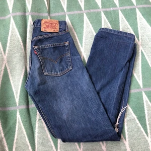 Levisjeans - Snygga levisjeans med hål på ena knät. Passar mig i längden som är 160 cm❤️‍🔥