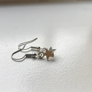 Smycken - Här är sjärnberlocker i silver!! Kostar 8kr! Man kan även köpa berlocker som kostar 1kr st!!