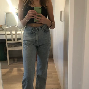 Raka jeans - Snygga raka jeans från weekday i modellen Rowe.💫 W:25 L:32. Säljer då de tyvärr är för korta på mig (jag är 175). Dem är i väldigt fint skick och endast använda några få gånger💓  Nypris 500 kr.  OBS: Frakt ingår!! Buda i kommentarerna☺️☺️ 