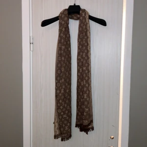Louis Vuitton sjal/skarf  - Det är en två år gammal sjal som inte kommer till användning längre. Bra kvalité och bekväm att ha på sig. 