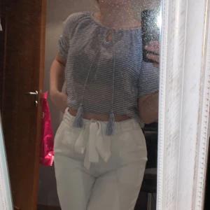 Randig söt topp i strl 💕xs💕 - Säljer nu denna superfina randiga topp i färgerna marinblå och vit😍Superfin med knyte i mitten✨✨☺️