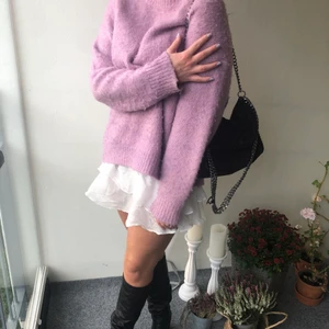Lila stickad tröja  - Slutsåld från zara, väldigt tjock och bra kvalite. Oversized så kan passa fler storlekar. 💜💜💜💜 frakten kostar 66kr och är spårbar 📦