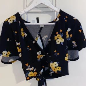H&M Blus - Köpt i Somras.