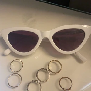 Vita glasögon  - Dessa fina glasögon från New yorker, köptes för ungefär 2 år sedan men är i väldigt fint skick! Köptes för 50 kroner innan! 