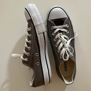 Converse - Nya grå-bruna converse i storlek 37.5, nästan i nyskick. Kan sälja dem för 165kr + frakt (priser kan diskuteras) :) 
