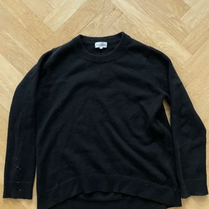 Davida cashmere tröja i svart  - Knappt använd, inköpt för 1800 förra vintern. Köparen står för frakt kostnad 