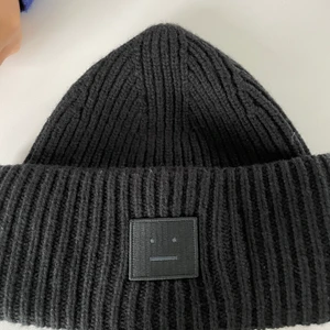 Acne mössa - Jag säljer min acne mössa från nk som tyvärr inte kommer till användning längre. Den har ett bra skick och inga skador förekommer. Skriv om ni är intresserade!!
