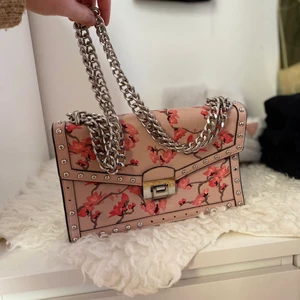 Blommig väska  - En fin och blommig väska 