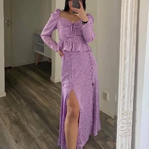 Zara set XS/S - Ett fint blommigt set från zara. Kjolen storlek XS, passar även en mindre S, toppen storlek S men passar både XS och S! Ser helst att sälja båda delarna tillsammans💜 300kr för hela setet, eventuell frakt tillkommer på 66kr spårbart, annars finns den att hämtas upp centralt i Göteborg 💜