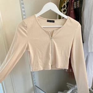 Beige tröja  - Skön tröja, aldrig använd helt ny