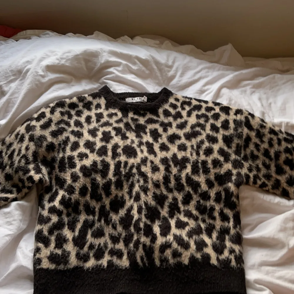 Skit snygg stickad leopard tröja ifrån Nakd. Storlek Small använd 2 gånger! . Tröjor & Koftor.