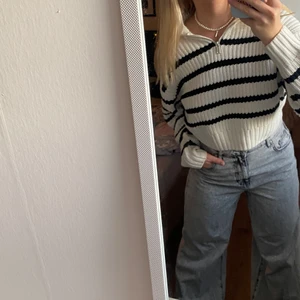 Jeans - Säljer dessa snygga jeans köpta från ASOS. Tycker tyvärr dem blivit lite för stora på mig (min smak). Skulle säga att dem passar 36/40 beroende på hur man vill att dem ska sitta🤗