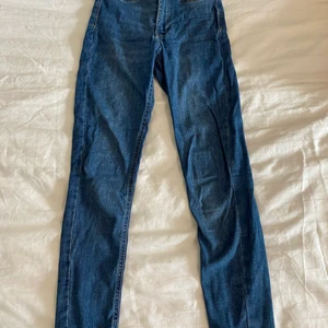 Blå Jeans ifrån Gina tricot - Blå jeans ifrån Gina Tricot i modellen Molly, storlek XS