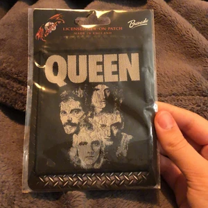 Queen sew-on patch! - Säljer nu min oöppnade queen sew-on patch! Har tyvärr förlorat intresse och tänker att jag kanske kan sälja den vidare till någon annan! Den är 10x12cm!