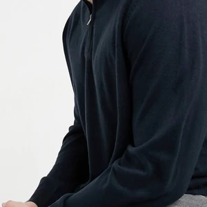 Marinblå tröja - Jättesnygg Threadbare tröja i mjukt tyg med 1/4-lång dragkedja. Jättefint skick!🤩 Köpt på Asos för 352kr i storlek 4XL och säljer nu för 250kr🥰❤️ 