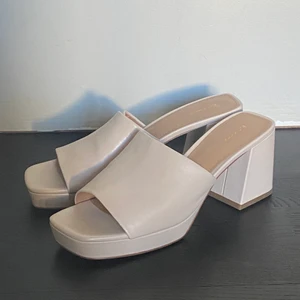 & Other Stories mules  - Drömmiga klackar från & Other Stories och passar såväl till klänning, kjol, shorts eller långbyxor. Trendiga klacken och fin benvit färg ! Köpt för runt 890kr. Knappt använda och true to size !