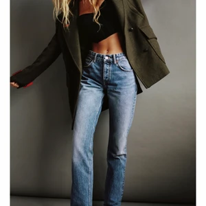 Zara jeans - Köpte dessa jeans ifrån zara, storlek 34 och drog av lappen lite för snabbt. Jättesnygga och helt oanvända! 300kr inkl frakt! Kontakta mig för fler bilder 