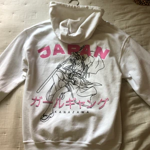 Vithoddie med tryck - Köpt från Urban Outfitters för ca 2 år sedan men har inte använts nu på länge! Den är i storlek S men passar allt mellan XS till L skulle jag tro! 