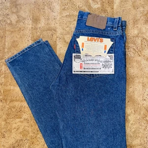 Vintage Levis  - Mörkblåa Levis jeans, modell 505, frakt tillkommer 