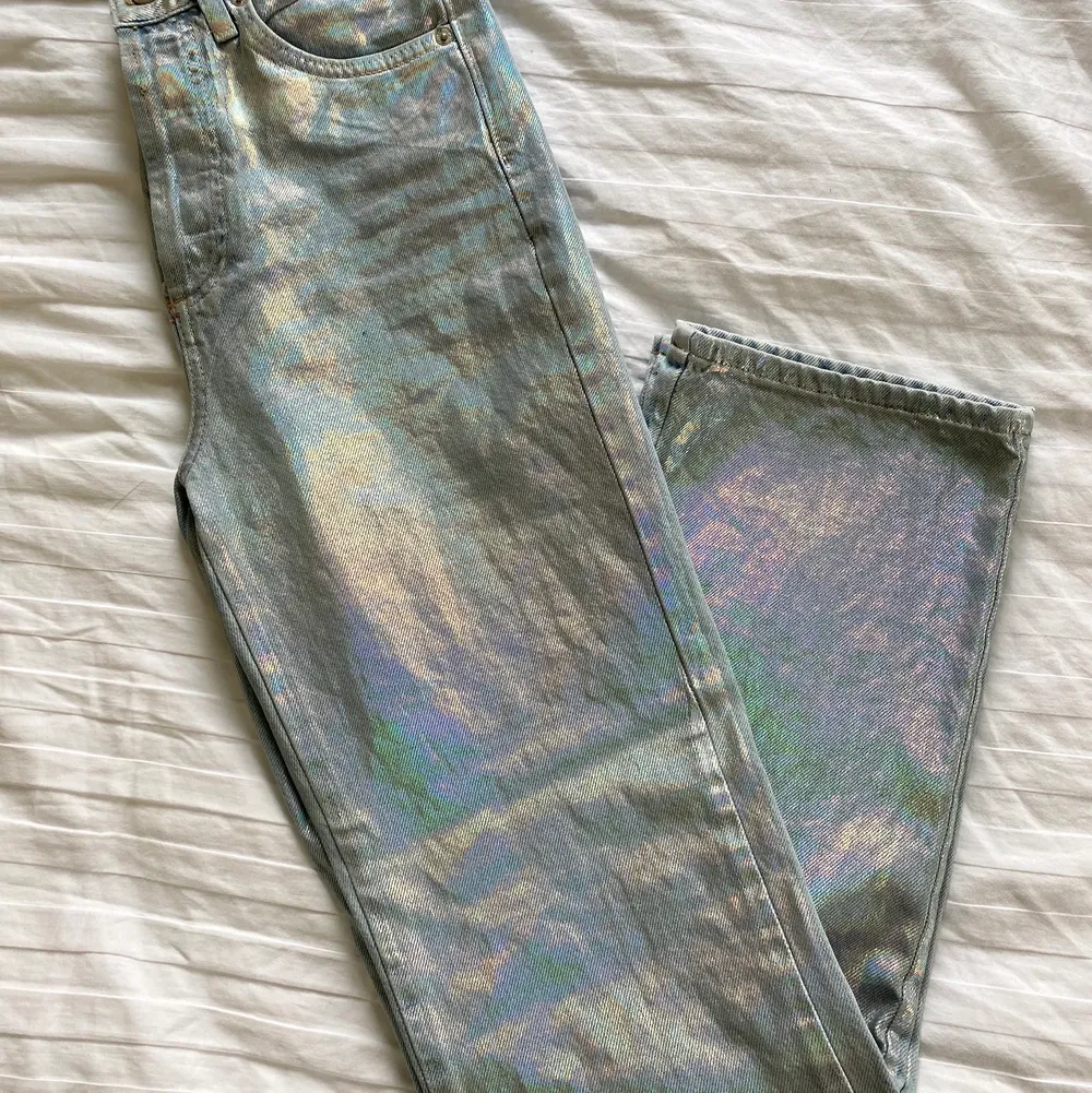 Säljer dessa metallic färgade jeans från TopShop, helt slutsålda och exakt likadana som Zaras populära metallic jeans. Använda 1 gång! Jag är 174 cm💕. Jeans & Byxor.