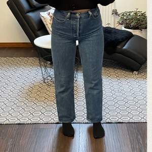 HÖGSTA BUDET ligger på 465kr! Levis Straight Ribcage jeans i bra skick, sparsamt använda. Storlek: W25 L27. Säljer då de blivit för små för mig. Frakt tillkommer! Köp direkt: 550kr. Nypris i butik: 1200kr 