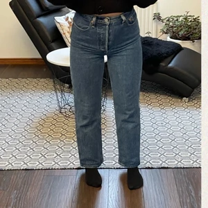 Levis Straight Ribcage jeans, W25 L27 - HÖGSTA BUDET ligger på 465kr! Levis Straight Ribcage jeans i bra skick, sparsamt använda. Storlek: W25 L27. Säljer då de blivit för små för mig. Frakt tillkommer! Köp direkt: 550kr. Nypris i butik: 1200kr 