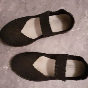 SOFT Comfort svart lätt sko WILDFLOWER - Snygg och utformad med comfort för fötterna. Sitter fint på foten. Är i kanonskick. Inköpt LIFE.