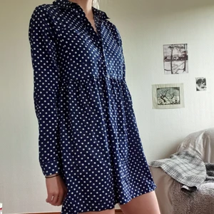 Polkadot Klänning Bohoo - Jättefin blå polkadotklänning! Står en hel radda med storlekar (3e bilden) men skulle säga att det motsvarar en svensk 36a! 