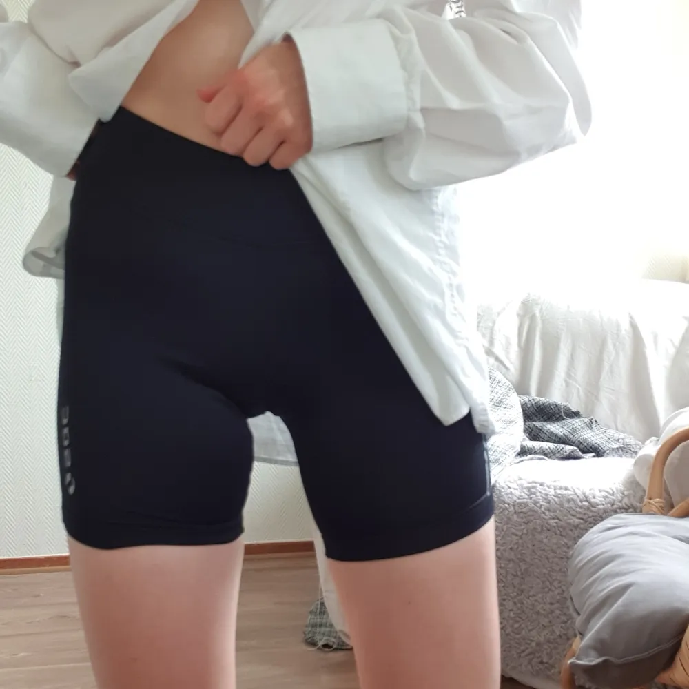 Träningshorts från soc som jag använt som bikershorts under klänningar, har en smidig ficka på sidan som är perfekt för å ha nycklar eller liknande i! . Shorts.