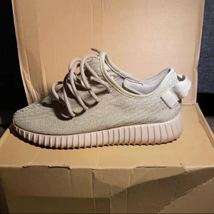Yeezy 350 "OXFORD TAN" - Köpte de i 2016, skick på dessa är 8/10 och på skolådan 5/10. De är storlek EU40 US7, för mer info om skorna kontakta mig!