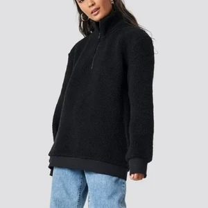 Nakd teddy/pile tröja - Kan användas både som jacka utanpå en tröja eller som en tjocktröja, storlek s. Superfint skick. Länk till tröjan på nakds hemsida:https://www.na-kd.com/sv/produkter/teddy-zipper-sweatshirt-svart