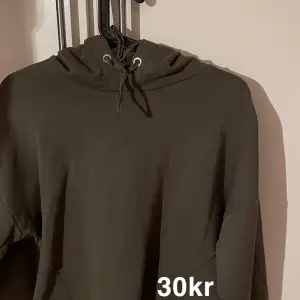 En jättefin hoddie i khaki färg, bra passform! 