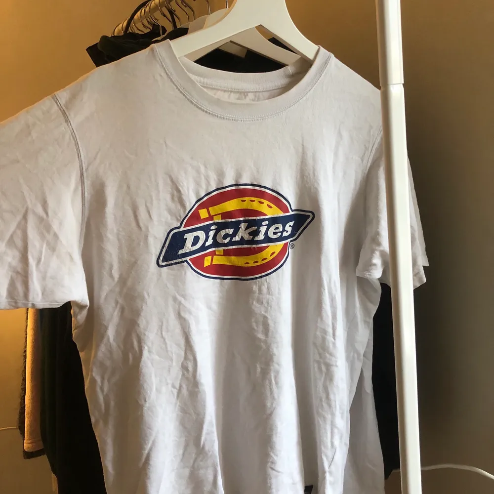 Vanlig vit dickies tshirt köpt förr förra året men är i fint skick förutom självaste trycket om du swipar så ser du <3 säljs för tycker ej om dem och den bara ligger o skrotar :) . T-shirts.