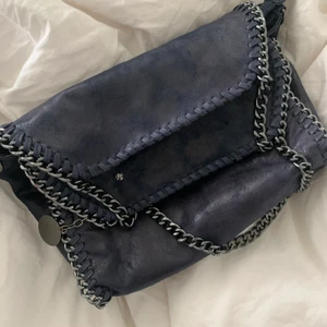 stella mccartney liknande väska - Jätte fin stella liknande blå glittrig väska! INGEN KEDJA INGÅR! jag även sytt på 3 små knappar så den ska gå och stänga! Hade inte en fjärde men det är bara att så på! Går även art sprätta bort om ni inte skulle vilja ha de!💓 SÅLD