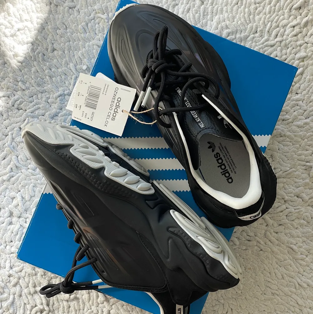 Helt nya, oanvända Adidas Ozweego Celox i svart färg med vita detaljer. Supersnygga och bekväma! Passade inte mig. Köptes för 1195:- finns inte kvar nånstans var jag kan se. 850kr inkl frakt 📦 . Skor.