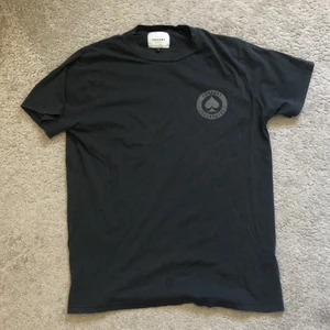 T-shirt - T shirt i storlek S