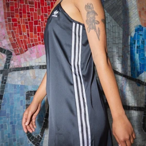 Adidas klänning - Säljer denna coola klänning från Adidas som är helt ny med prislapp kvar! Kan skicka egna bild vid intresse! Storlek 36. FRAKT INGÅR.