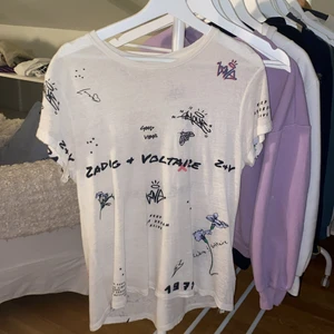 Zadig tröja - Zadig tröja. Köpte den i vintras på zadigs butik i sthlm. Använd Max 10 ggr😁💕 Storlek S men passar även M