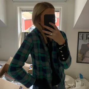 Rutig jacka blå strl xs - Säljer denna fina rutiga jacka i den bästa färgen 😍😍😍strl xs