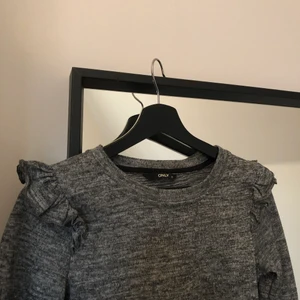 Stickad tröja  - Säljer denna svinsköna stickade tröja då den tyvärr är för liten. Inte något nopprig alls! 120kr eller högsta bud, köparen står för eventuell frakt💗 skriv privat för mer bilder och info!