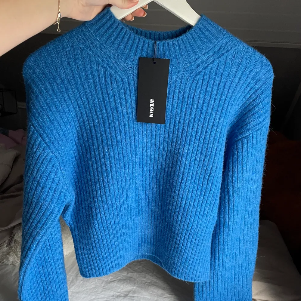 Så fin och mysig stickad tröja från weekday som aldrig kommit till användning 🥰 Strl XS men passar även större då den är lite oversized. Köpare står för frakt 💓. Stickat.