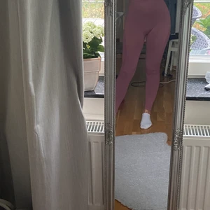 Seamless träningsleggings - Dessa träningsleggings som sitter som en smäck säljer jag oanvända ”endast testade för bilden”. Leggingsen är snarlika gymshark!❤️