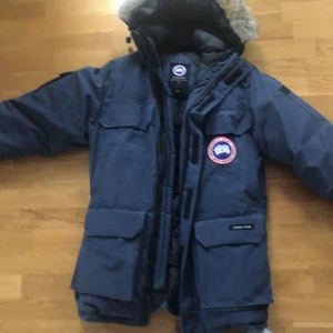 Säljer canada goose jacka  - Säljer min canada goose jacka bra skick och säljer den för att den är lite stor kommer sälja den för 2000 kvitto fins på bild av mig och det är ett bra pris. storleken är xs men den sitter som l den är väldigt stor i storlek.  