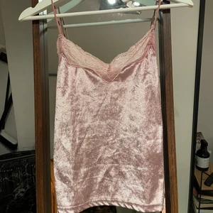 Sammetslinne - Rosa linne som jag inte längre använder. Kommer ej ihåg vart jag köpte det och lappen har jag klippt av. Stl S. Kan fraktas för 48 kr 🌸