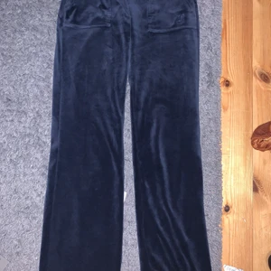 Juicy couture byxor  - Mjukis byxor i modellen lana del ray. Jätte fint skick. Jätte sköna. Dom är i storlek xxs men dom passar till s. Jag är 160cm och dom passar bra men är på gränsen till för långa. Dom kostar 1100kr från början och har haft dom i cirka två månader