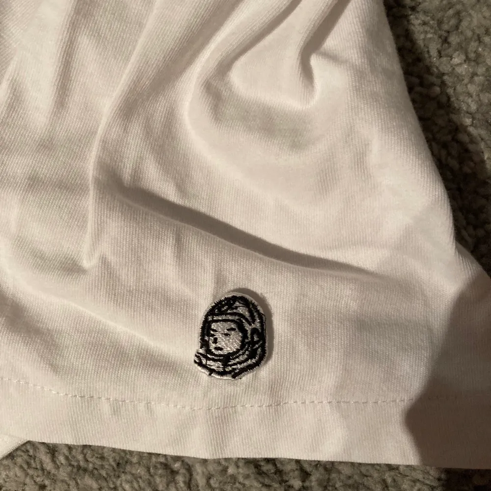 En vit t-shirt från billionaire boys club i storlek L, den passar även M och till och med S. Den är i nyskick och knappt använd, hör gärna av er, pris kan diskuteras.. T-shirts.